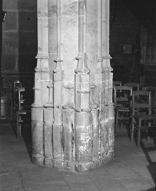 Collatéral droit, 2e travée : base du pilier antérieur gauche. © Jean-Luc Duthu / Région Bourgogne-Franche-Comté, Inventaire du patrimoine - 1995