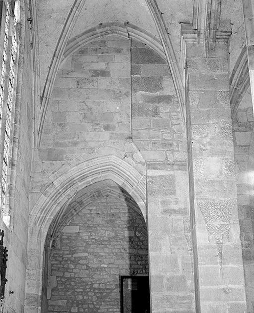 Collatéral droit, 1ère travée, arc-diaphragme antérieur ouvrant sur la chapelle des fonts baptismaux. © Jean-Luc Duthu / Région Bourgogne-Franche-Comté, Inventaire du patrimoine - 1995