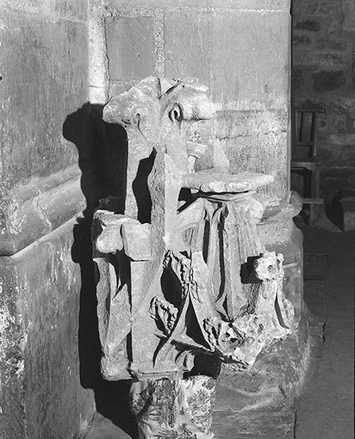 Pinacle du clocher n°1, déposé dans la nef. © Jean-Luc Duthu / Région Bourgogne-Franche-Comté, Inventaire du patrimoine - 1995