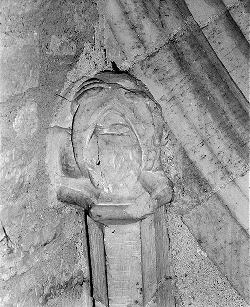 Travée sous clocher : culot antérieur droit. © Jean-Luc Duthu / Région Bourgogne-Franche-Comté, Inventaire du patrimoine - 1995