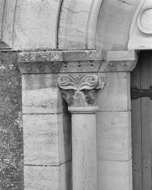 Façade, détail du chapiteau gauche du portail. © Jean-Luc Duthu / Région Bourgogne-Franche-Comté, Inventaire du patrimoine - 1995