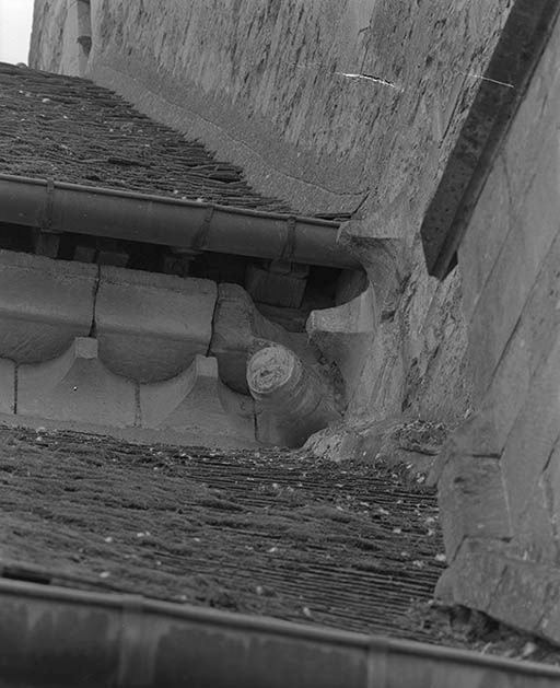 Choeur, détail de la tête ornant la corniche gauche, dans l'angle formé avec la nef. © Jean-Luc Duthu / Région Bourgogne-Franche-Comté, Inventaire du patrimoine - 1996