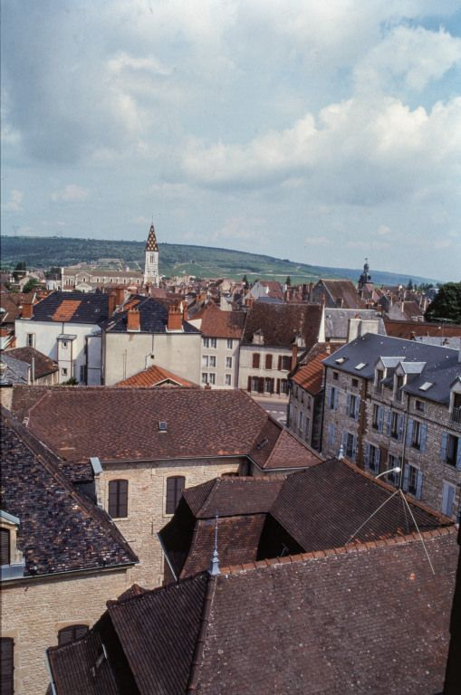 Vue depuis les toits sur la commune et les côtes. © Michel Thierry / Région Bourgogne-Franche-Comté, Inventaire du patrimoine - 1997