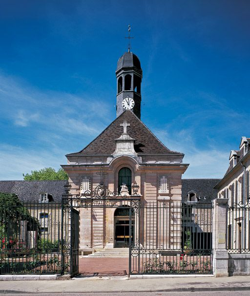 Façade antérieure de la salle Saint-Laurent et grille d'entrée. © Michel Thierry / Région Bourgogne-Franche-Comté, Inventaire du patrimoine - 1997