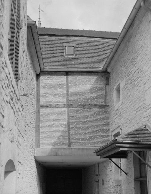 Bâtiment dit de l'administration : passage couvert. © Michel Thierry / Région Bourgogne-Franche-Comté, Inventaire du patrimoine - 1998