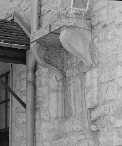 Bâtiment dit de l'administration, détail : consoles encore en place dans le mur postérieur. © Michel Thierry / Région Bourgogne-Franche-Comté, Inventaire du patrimoine - 1998
