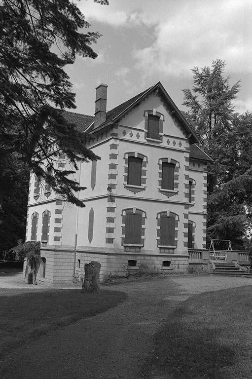 Ancien logement patronal dit " villa des Angliers " vu du Sud, façade antérieure. © Frédéric Pillet / Région Bourgogne-Franche-Comté, Inventaire du patrimoine - 1998