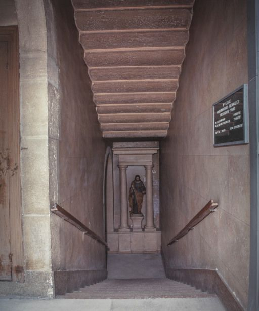 Bâtiment de la Communauté des soeurs et des orphelines, 2e volée de l'escalier principal, vue prise du 2e palier. © Michel Rosso / Région Bourgogne-Franche-Comté, Inventaire du patrimoine - 1999