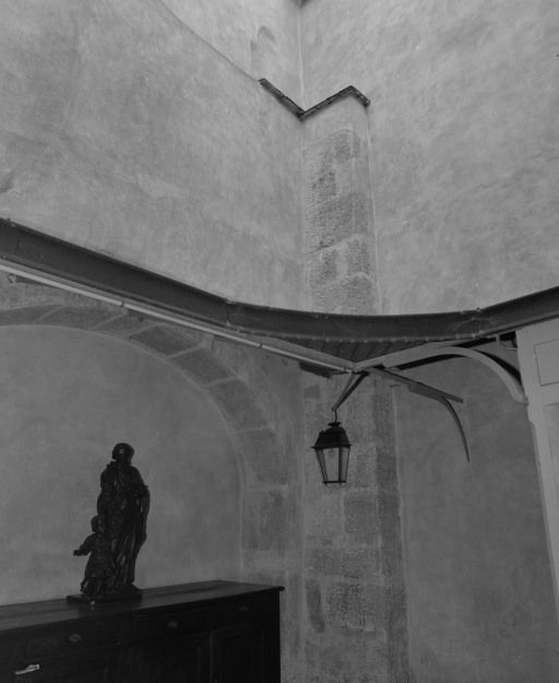 Cour Saint-Joseph, située dans l'angle formé par le choeur et le collatéral gauche (nord). © Michel Rosso / Région Bourgogne-Franche-Comté, Inventaire du patrimoine - 1999