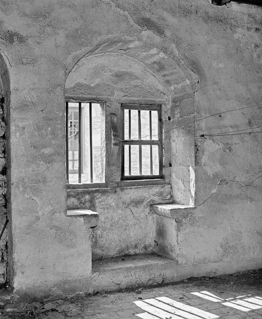 Niveau supérieur : embrasure à coussièges des fenêtres du pignon sur rue. © Michel Rosso / Région Bourgogne-Franche-Comté, Inventaire du patrimoine - 1999