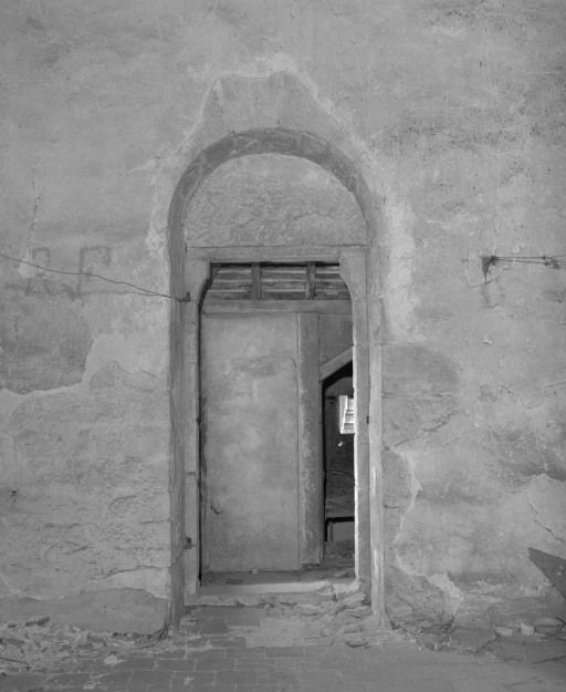 Niveau supérieur : porte du pignon sur cour. © Michel Rosso / Région Bourgogne-Franche-Comté, Inventaire du patrimoine - 1999