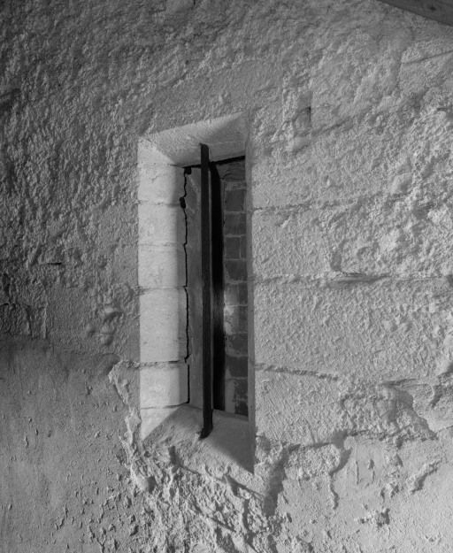 Niveau supérieur : fenêtre à droite de la porte du pignon sur cour. © Michel Rosso / Région Bourgogne-Franche-Comté, Inventaire du patrimoine - 1999