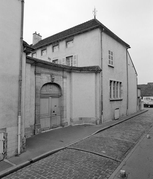 Portail principal et mur de croupe sud du bâtiment des services Sainte-Anne et Saint-Antoine. © Michel Rosso / Région Bourgogne-Franche-Comté, Inventaire du patrimoine - 1999