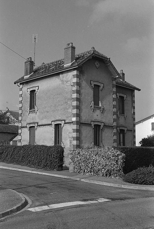 Logement " du directeur " construit vers 1930, vu du sud. © Frédéric Pillet / Région Bourgogne-Franche-Comté, Inventaire du patrimoine - 1999