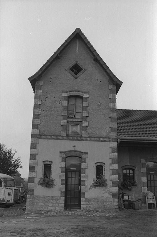 Pavillon sud, façade est. © Frédéric Pillet / Région Bourgogne-Franche-Comté, Inventaire du patrimoine - 1999 Pavillon sud, façade est. © Frédéric Pillet / Région Bourgogne-Franche-Comté, Inventaire du patrimoine - 1999