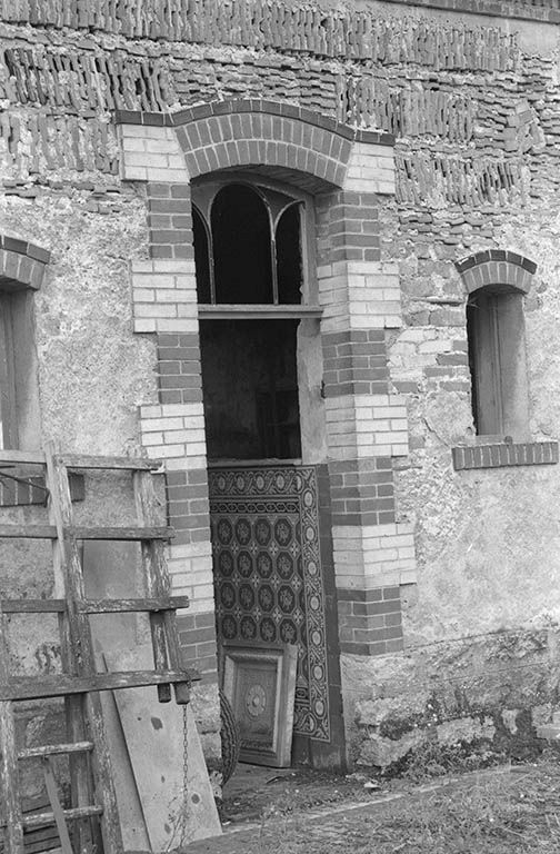 Entrée est de l'ancien pavillon nord. © Frédéric Pillet / Région Bourgogne-Franche-Comté, Inventaire du patrimoine - 1999 Entrée est de l'ancien pavillon nord. © Frédéric Pillet / Région Bourgogne-Franche-Comté, Inventaire du patrimoine - 1999