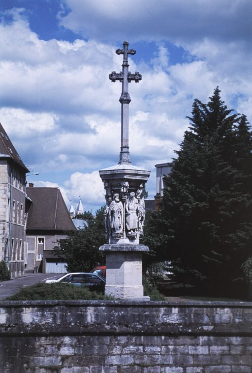 Croix de l'ancien cimetière. © Jean-Luc Duthu / Région Bourgogne-Franche-Comté, Inventaire du patrimoine - 2001