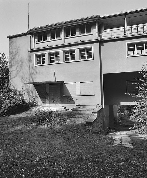 Bâtiment entre le corps central et l'aile ouest. © Michel Rosso / Région Bourgogne-Franche-Comté, Inventaire du patrimoine - 2001