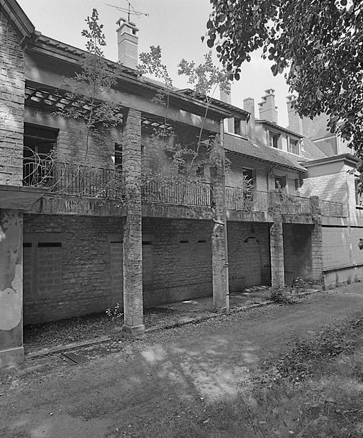 Bâtiment central, façade sud. © Michel Rosso / Région Bourgogne-Franche-Comté, Inventaire du patrimoine - 2001