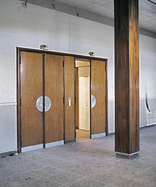 Aile ouest, extrémité ouest, porte de la salle de conférence et de spectacles. © Michel Rosso / Région Bourgogne-Franche-Comté, Inventaire du patrimoine - 2001