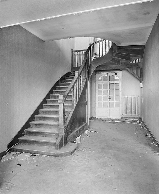 Pavillon est du bâtiment central : escalier. © Michel Rosso / Région Bourgogne-Franche-Comté, Inventaire du patrimoine - 2001