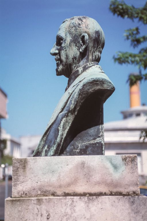 Buste du docteur Jules Renault, vue de profil. © Jean-Luc Duthu / Région Bourgogne-Franche-Comté, Inventaire du patrimoine - 2001