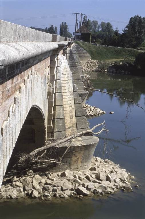 Détail d'une pile. © Jean-Luc Duthu / Région Bourgogne-Franche-Comté, Inventaire du patrimoine - 2001