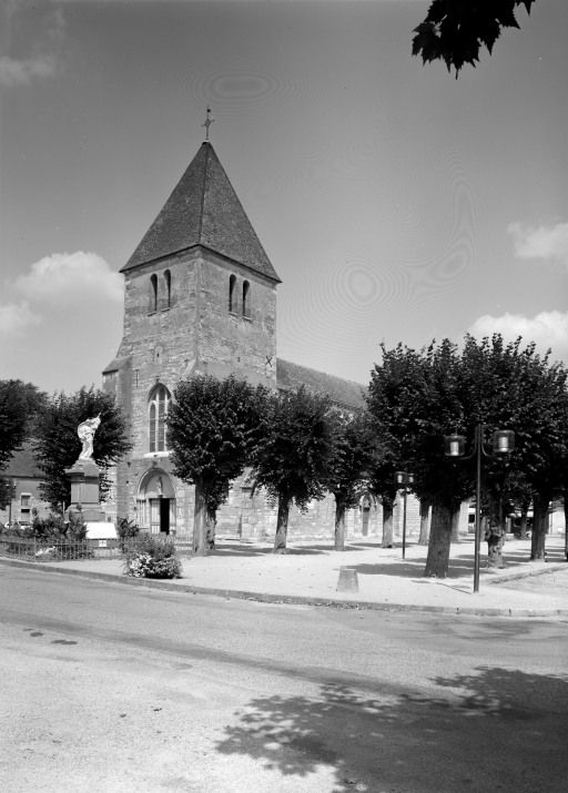 Façade et élévation droite. © Michel Rosso / Région Bourgogne-Franche-Comté, Inventaire du patrimoine - 2001
