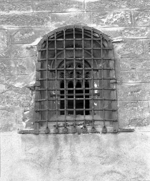 Chevet, baie permettant de voir la lampe du sanctuaire depuis l'extérieur. © Michel Rosso / Région Bourgogne-Franche-Comté, Inventaire du patrimoine - 2001