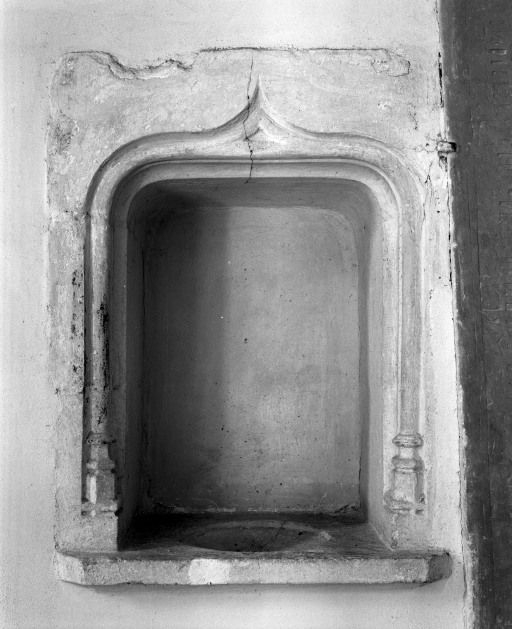 Bas-côté gauche (nord), lavabo de la 1ère travée. © Michel Rosso / Région Bourgogne-Franche-Comté, Inventaire du patrimoine - 2001