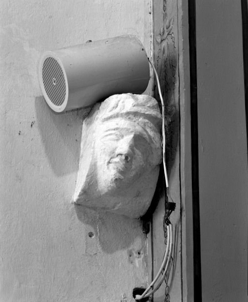 Arcade du choeur, culot sculpté à mi-hauteur du piédroit gauche. © Michel Rosso / Région Bourgogne-Franche-Comté, Inventaire du patrimoine - 2001