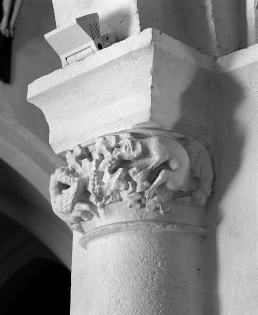 Vaisseau central de la nef, 1ère arcade droite, chapiteau postérieur de 3 /4 doit. © Michel Rosso / Région Bourgogne-Franche-Comté, Inventaire du patrimoine - 2001
