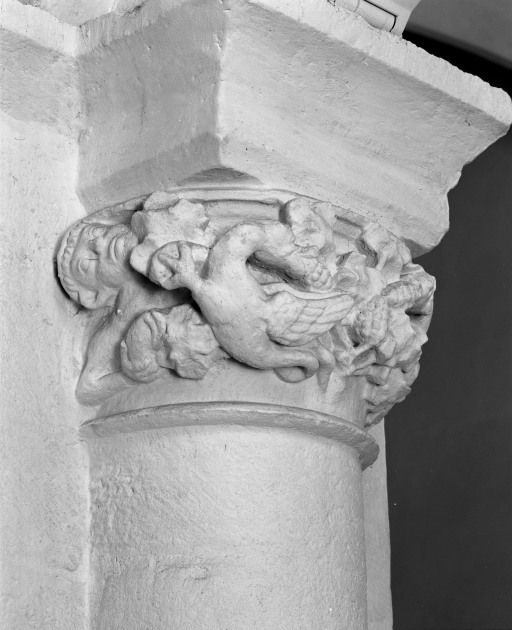 Vaisseau central de la nef, 1ère arcade droite, chapiteau postérieur de 3 /4 gauche. © Michel Rosso / Région Bourgogne-Franche-Comté, Inventaire du patrimoine - 2001