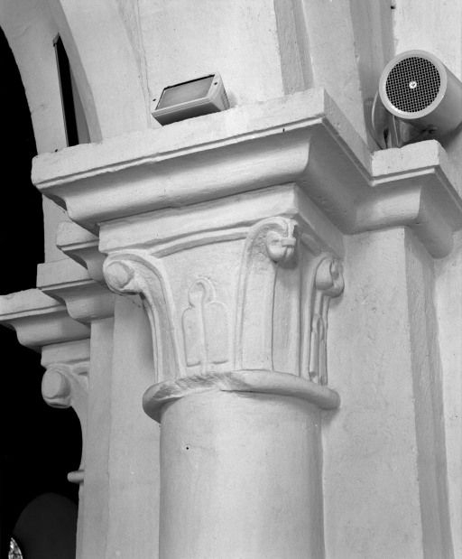 Vaisseau central de la nef, 2e arcade gauche, chapiteau postérieur. © Michel Rosso / Région Bourgogne-Franche-Comté, Inventaire du patrimoine - 2001