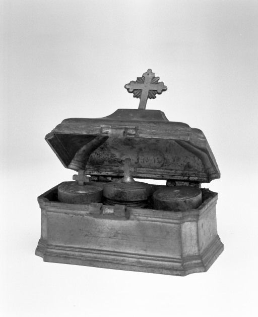 Coffret ouvert © Michel Rosso / Région Bourgogne-Franche-Comté, Inventaire du patrimoine - 2001