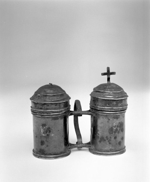 Vue d'ensemble côté lettres gravées. © Michel Rosso / Région Bourgogne-Franche-Comté, Inventaire du patrimoine - 2001