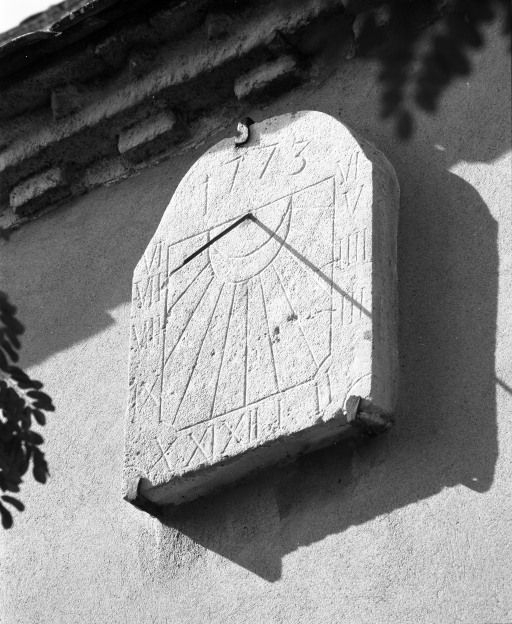 Elévation droite, détail du cadran solaire. © Michel Rosso / Région Bourgogne-Franche-Comté, Inventaire du patrimoine - 2001