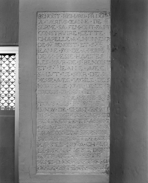 Plaque de fondation de la chapelle droite. © Michel Rosso / Région Bourgogne-Franche-Comté, Inventaire du patrimoine - 2001