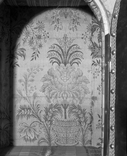 Tissu au revers de la porte du tabernacle. © Michel Rosso / Région Bourgogne-Franche-Comté, Inventaire du patrimoine - 2001