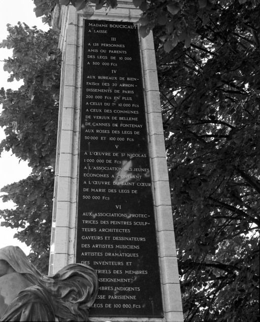 Inscription, face droite de l'obélisque. © Michel Rosso / Région Bourgogne-Franche-Comté, Inventaire du patrimoine - 2001