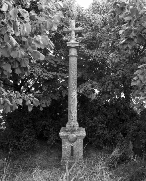 Première croix © Michel Rosso / Région Bourgogne-Franche-Comté, Inventaire du patrimoine - 2001