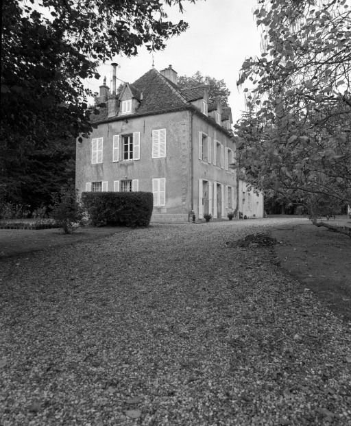 Logis, élévation gauche. © Michel Rosso / Région Bourgogne-Franche-Comté, Inventaire du patrimoine - 2001