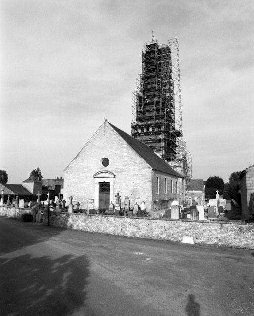 Vue prise du sud-ouest, pendant les travaux de réfection de la flèche. © Michel Rosso / Région Bourgogne-Franche-Comté, Inventaire du patrimoine - 2001