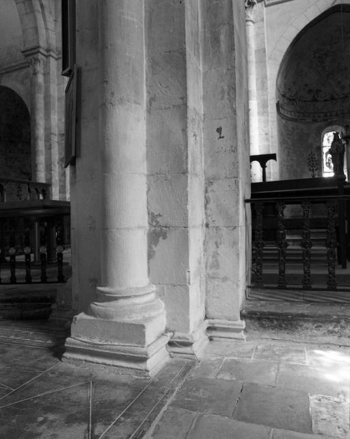 Nef, 5e arcade droite : base de la colonne engagée nord. © Michel Rosso / Région Bourgogne-Franche-Comté, Inventaire du patrimoine - 2001