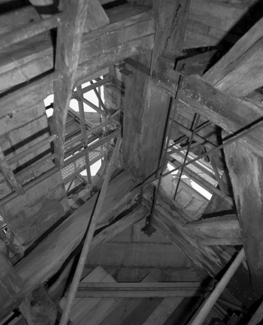 Clocher : support en ciment dans l'angle sud-ouest (vue prise pendant les travaux). © Michel Rosso / Région Bourgogne-Franche-Comté, Inventaire du patrimoine - 2001