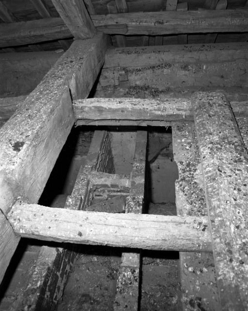 Comble du vaisseau central de la nef : double muret de brique au niveau des arcs doubleaux. © Michel Rosso / Région Bourgogne-Franche-Comté, Inventaire du patrimoine - 2001