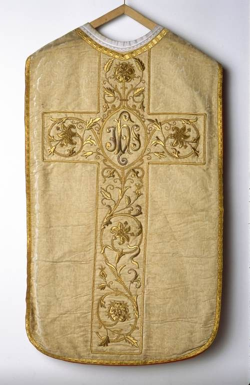 Chasuble dorée. © Michel Rosso / Région Bourgogne-Franche-Comté, Inventaire du patrimoine - 2001
