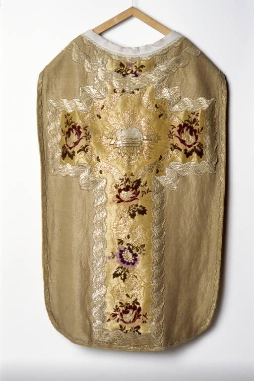 Chasuble dorée. © Michel Rosso / Région Bourgogne-Franche-Comté, Inventaire du patrimoine - 2001