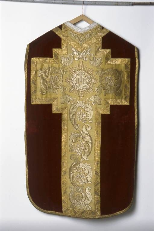Chasuble rouge. © Michel Rosso / Région Bourgogne-Franche-Comté, Inventaire du patrimoine - 2001