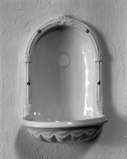 Bénitier en faïence blanche. © Michel Rosso / Région Bourgogne-Franche-Comté, Inventaire du patrimoine - 2001